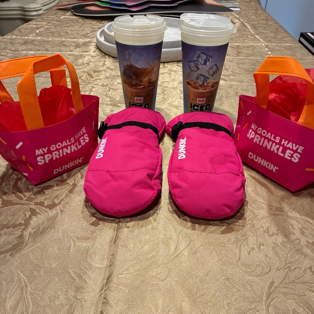 Dunkin' Pink Gloves Limited Edition & 2 Cups & 2 Tote Bags Exclusive